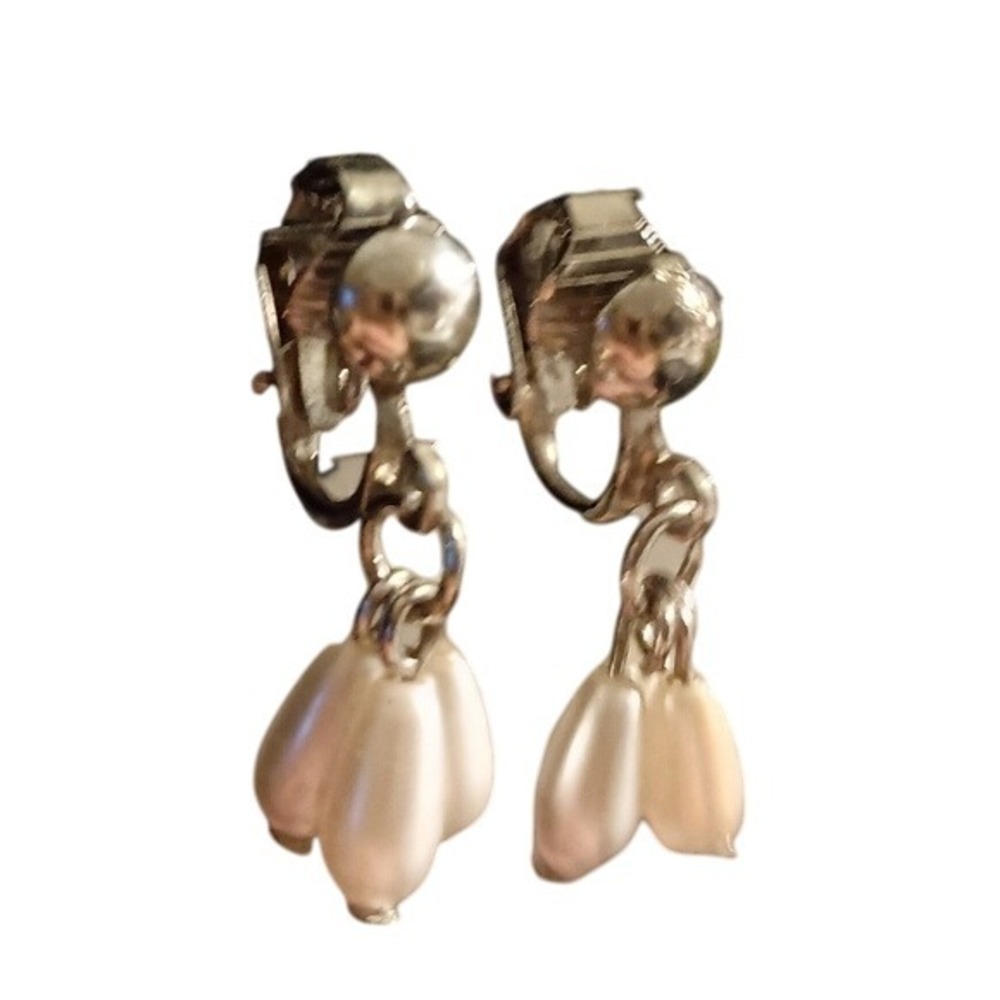 Three pearl‎ and silver clip on teardrop ear rings Vintage SKUJ071